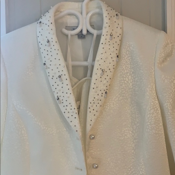 Tahari skirt suit - Picture 2 of 3